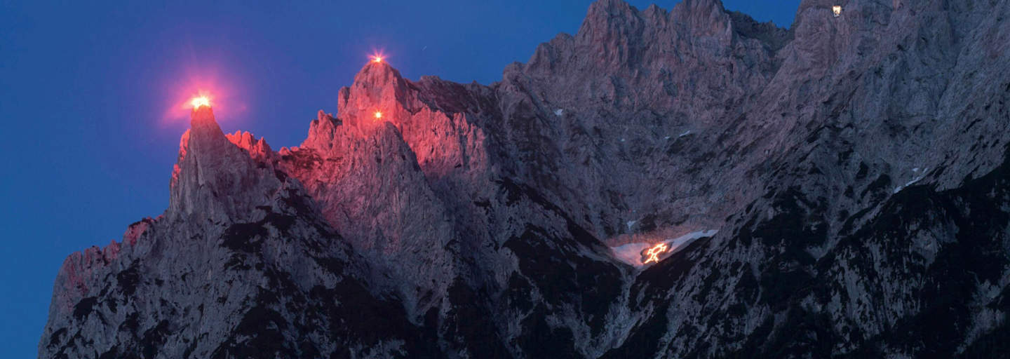 Sonnwendfeuer: Blick aus Mittenwald in Bayern ins Karwendel