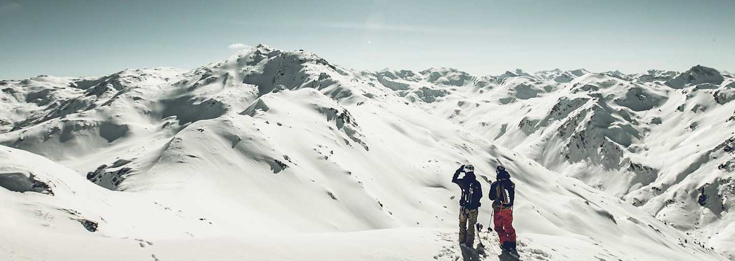 Die beiden genießen den Ausblick in die Zillertaler Alpen.