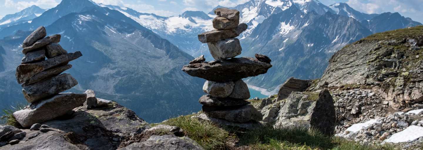 Zwei Steinmännchen weisen den Weg