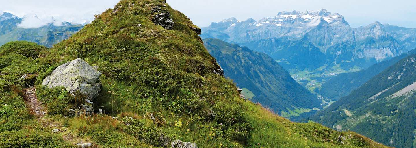 Rund um Zürich: Am Sunnenhörnli hoch über dem Sernftal in der Schweiz