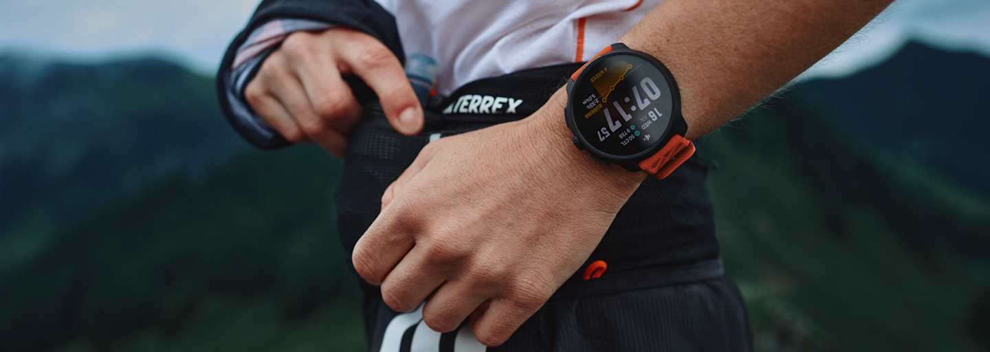 arm einer frau mit einer suunto race 2 sportuhr am handgelenk