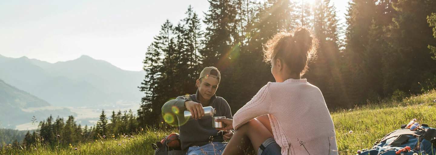 Wanderer beim Rasten im Tannheimer Tal in Tirol