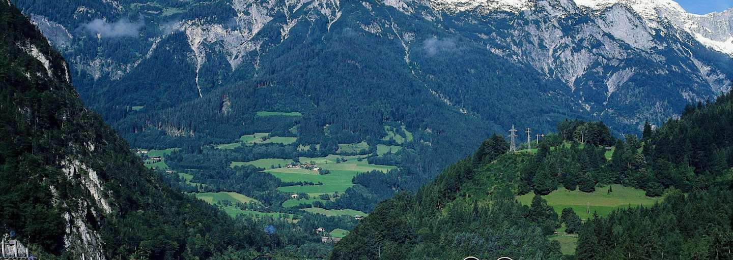 Tauernautobahn: Tunnel mit Bergpanorama in Salzburg