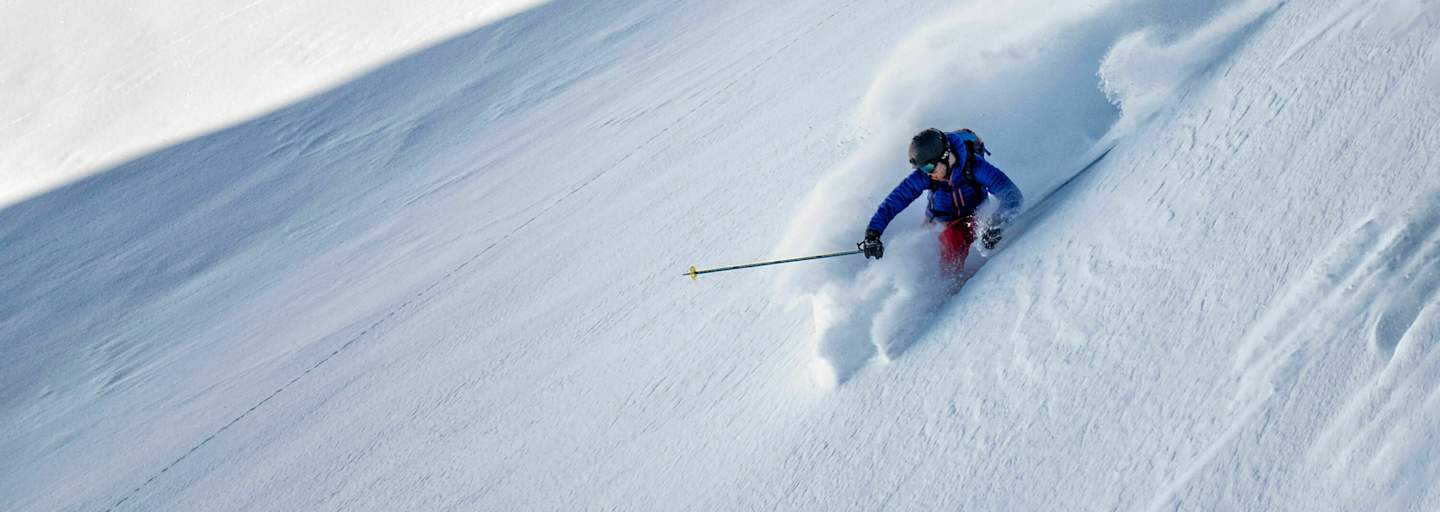 Tiefschneeabfahrt im Gelände