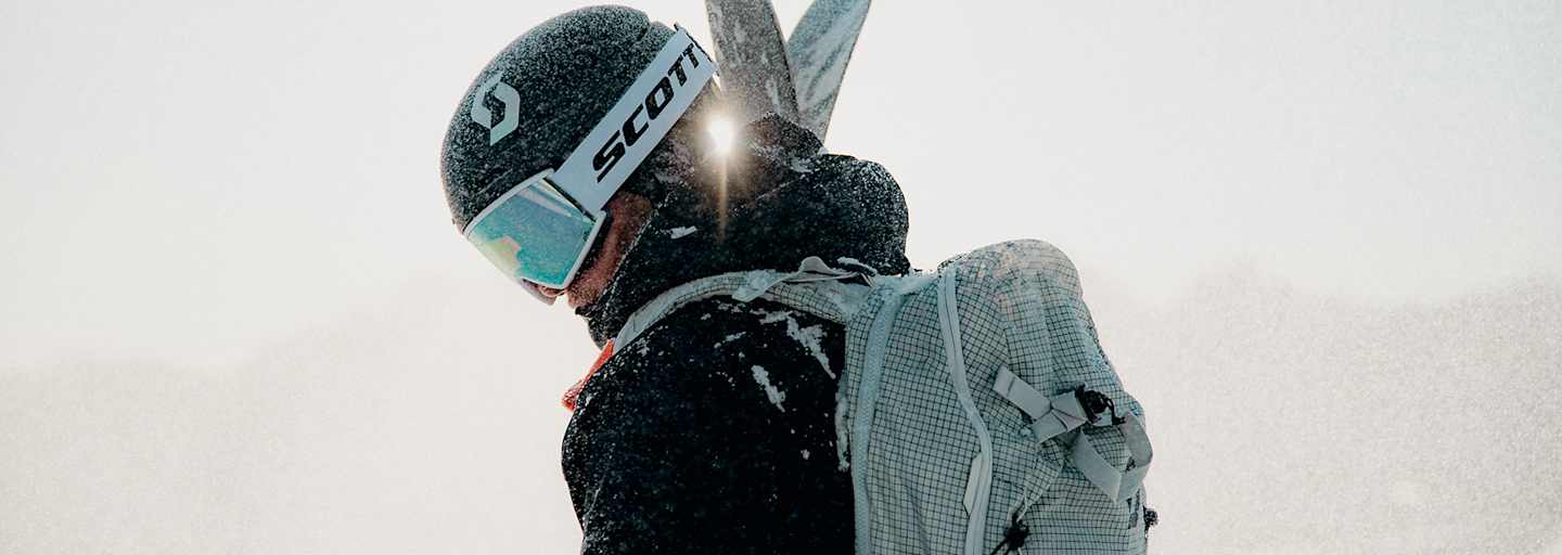 Skifahrer mit Scott Ambit Skibrille und Helm in verschneiter Winterlandschaft – klare Sicht und Schutz auf der Piste.