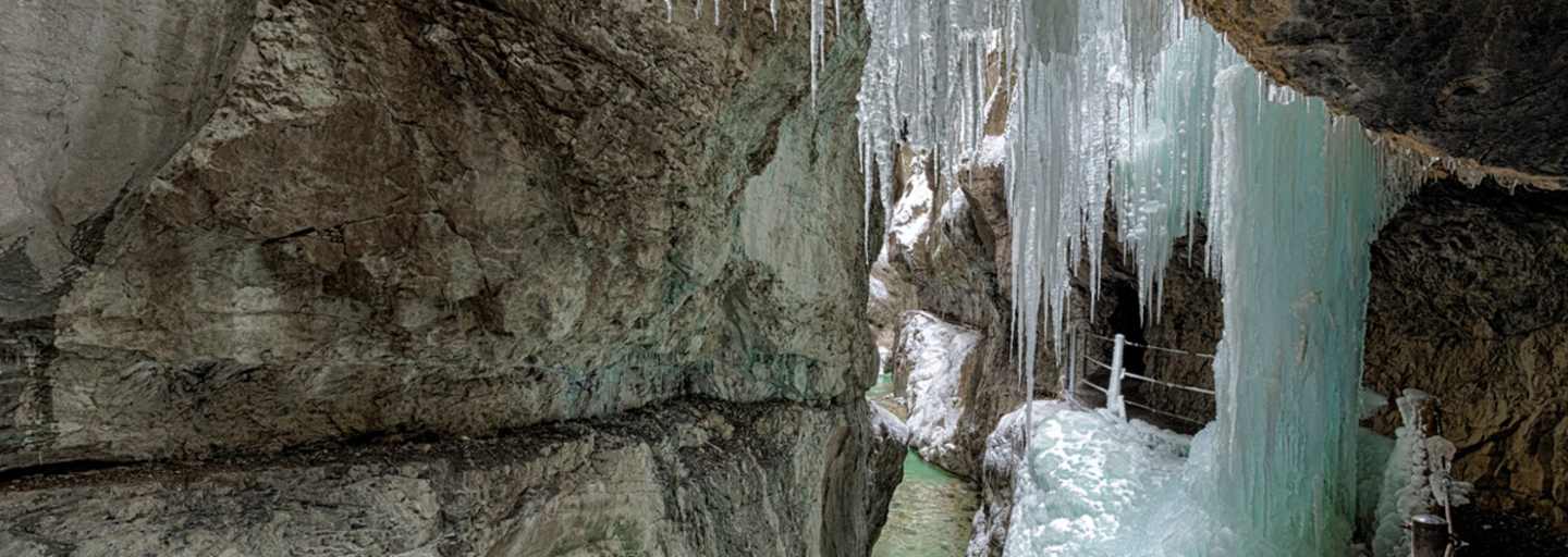 Beeindruckende Eiszapfen bilden sich im Winter in der Partnachklamm nahe Garmisch-Partenkirchen