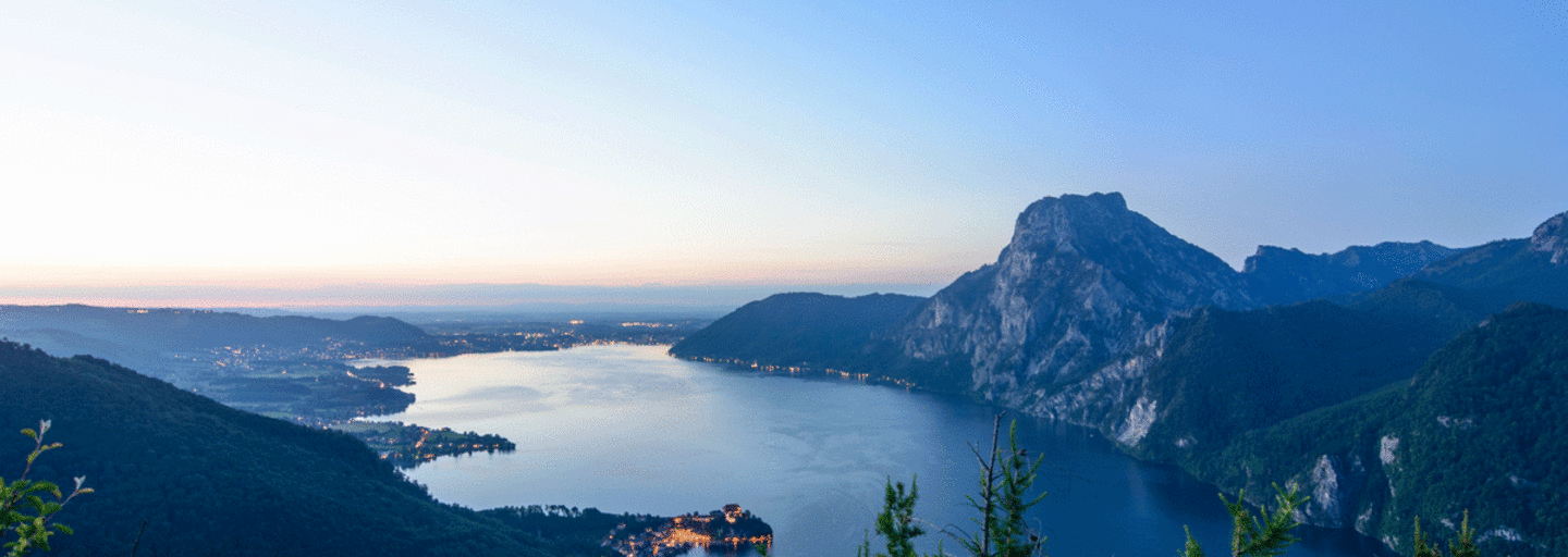 Der Traunsee mit dem Gipfel des Traunstein (1.691 m) im letzten AbendlichtDer Traunsee mit dem Gipfel des Traunstein (1.691 m) im letzten Abendlicht