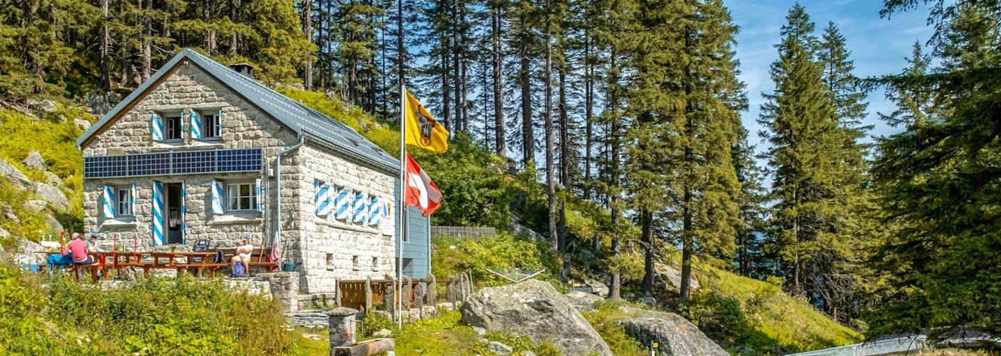 Die gemauerte Treschhütte eingebettet in den Landschaften des Fellitals.