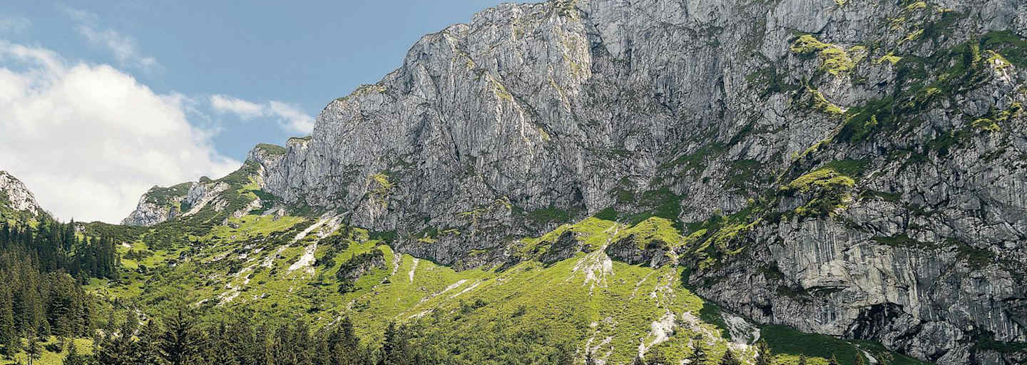 Die Tutzinger Hütte (1.327 m) unterhalb der Benediktenwand