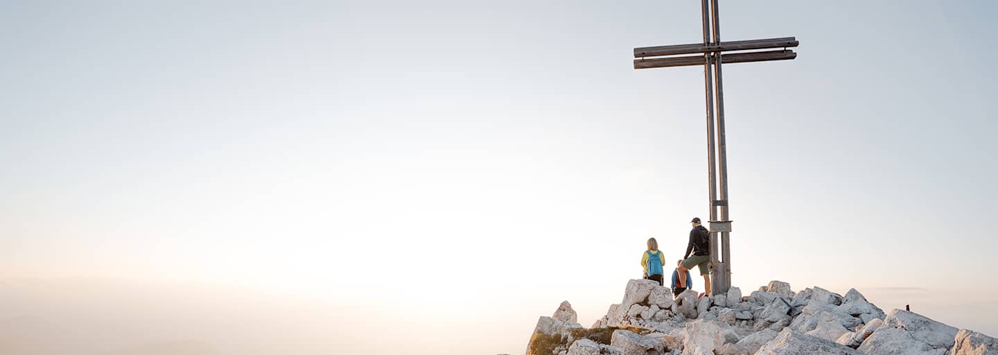 Ein farbenprächtiges Panorama erwartet Wanderer auf dem Schwarz-Weiß-Weg in Südtirol.