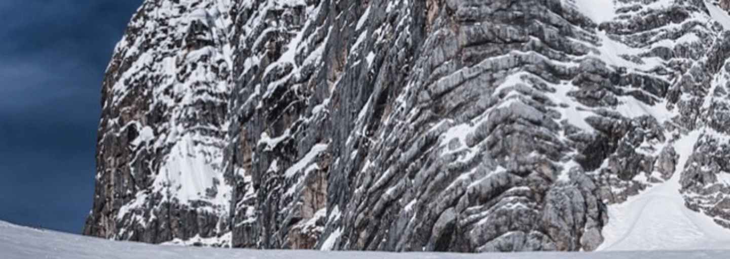 Surfen auf einer gefrorenen Welle, Dachstein Gletscher