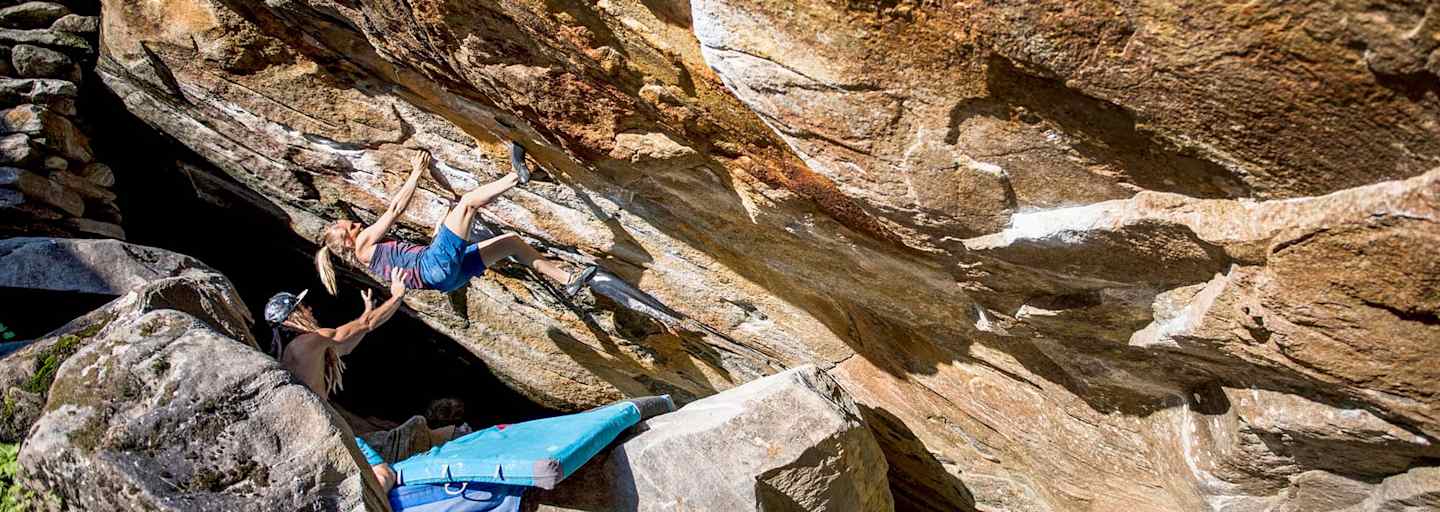 Die Autorin bouldert im Überhang.