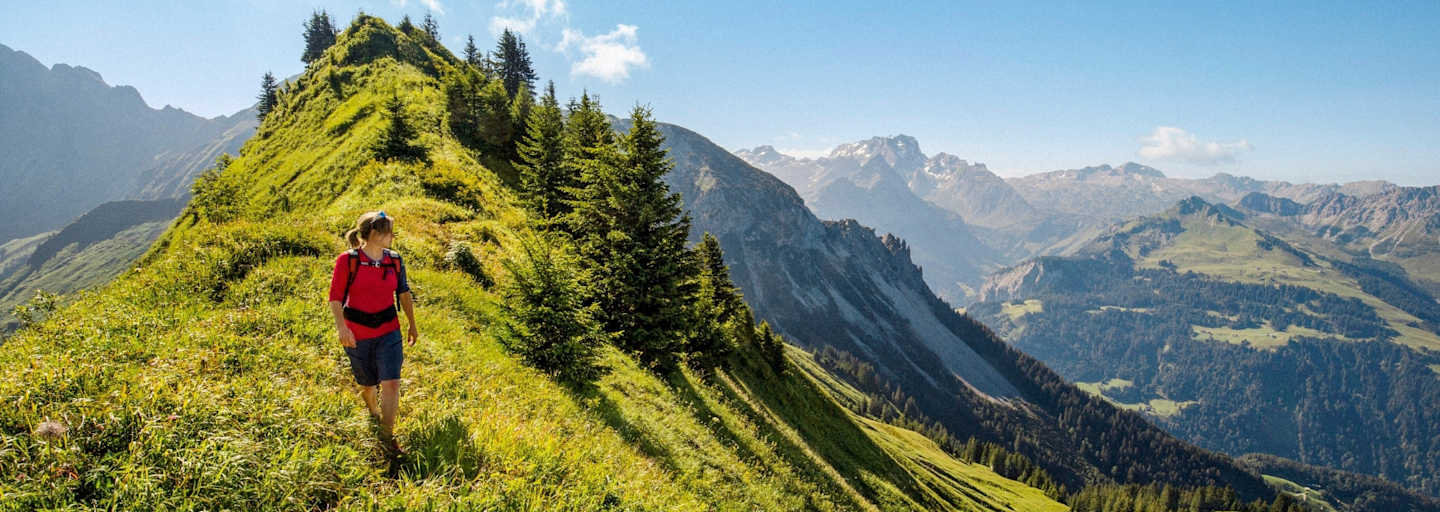 Ein Bergsteiger auf dem Wanderweg.