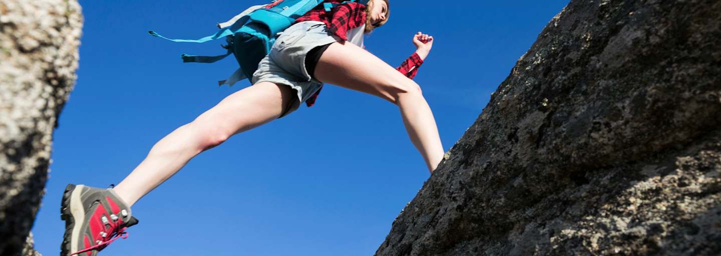 Gelenkfit in die Berge: Wanderin im Gebirge