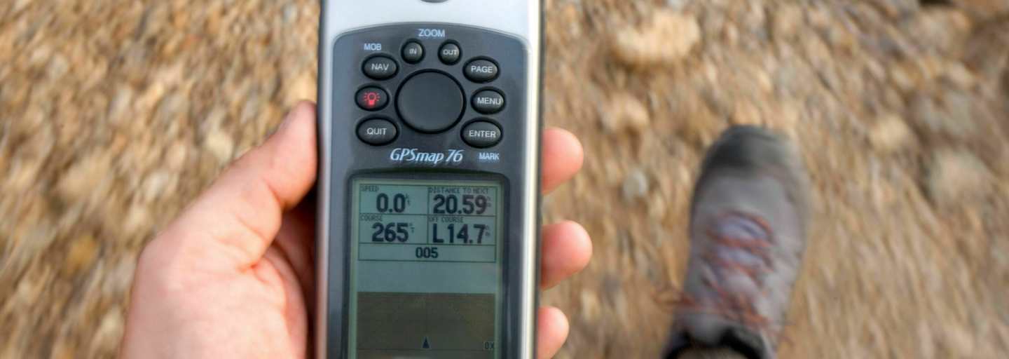 Höhenmesser: Wanderer mit GPS-Gerät