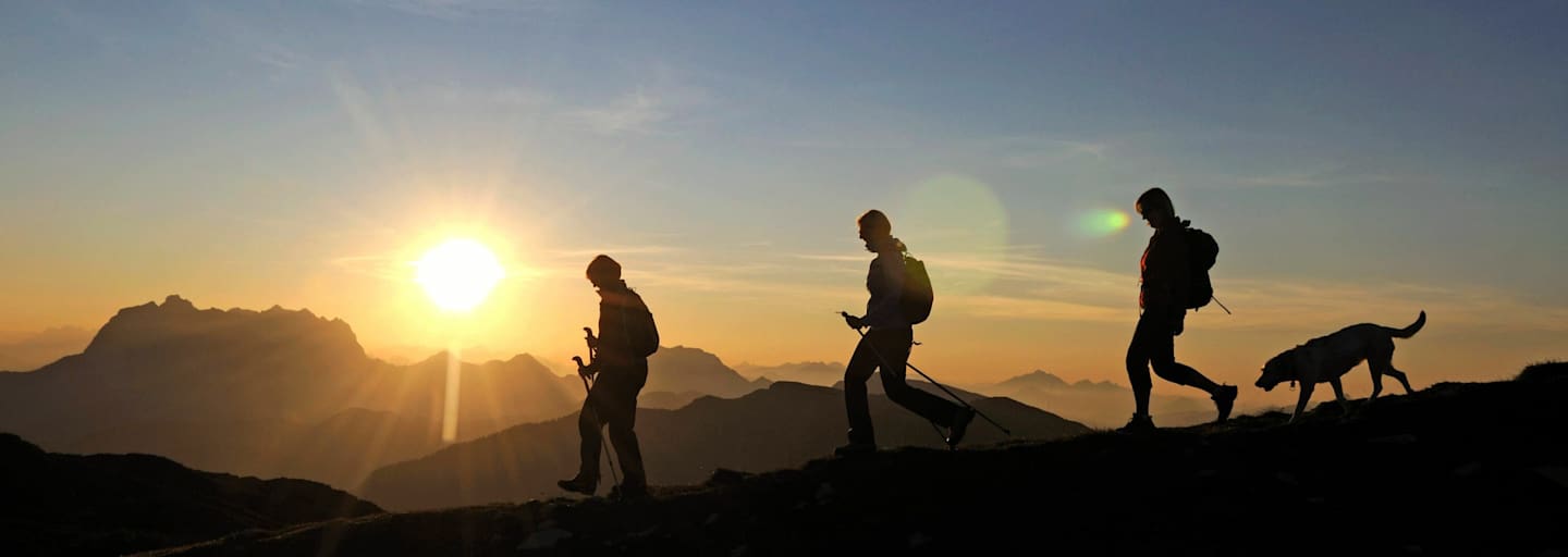 Wandern am Hochplateau Steinplatte in den Chiemgauer Alpen an der Grenze von Bayern und Tirol