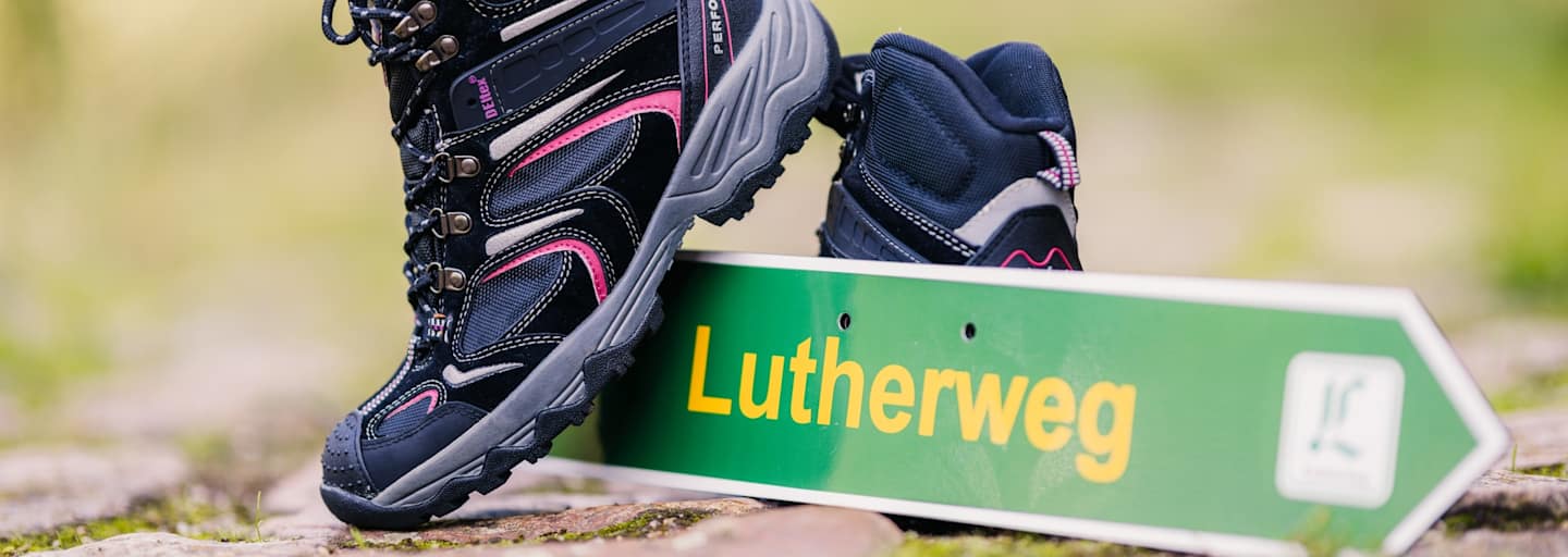 Lutherweg Sachsen Schild und Wanderschuhe