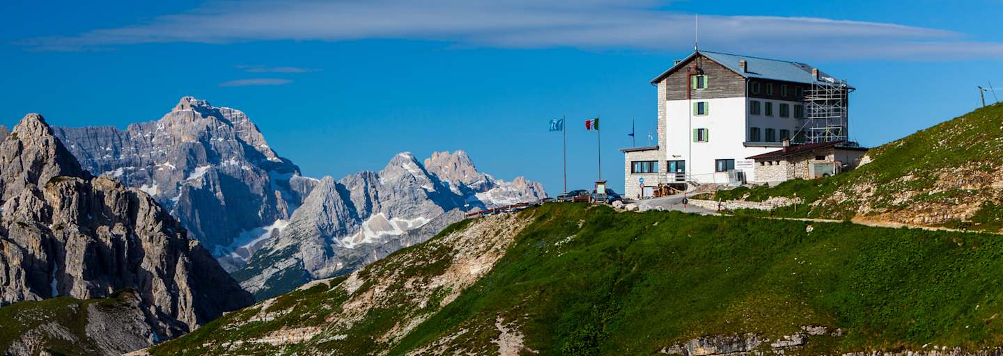 Am Fuße der berühmten Drei Zinnen: Die Auronzohütte (2.333 m)