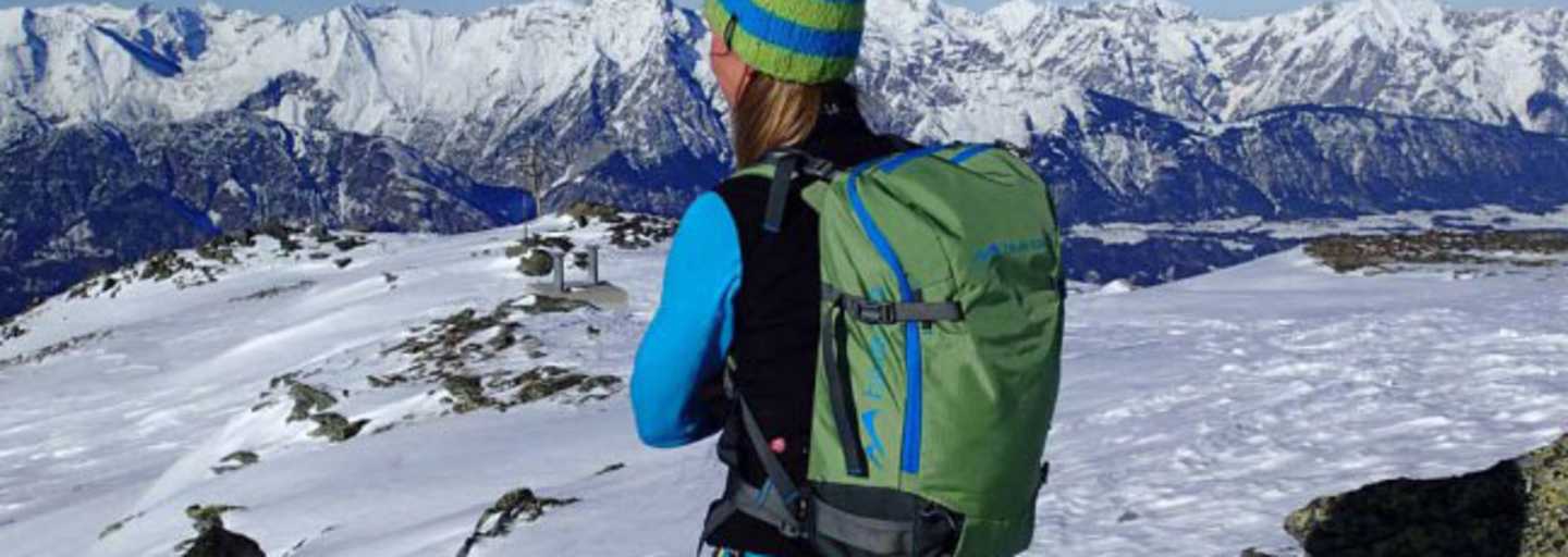 Freeriderin vor Bergpanorama