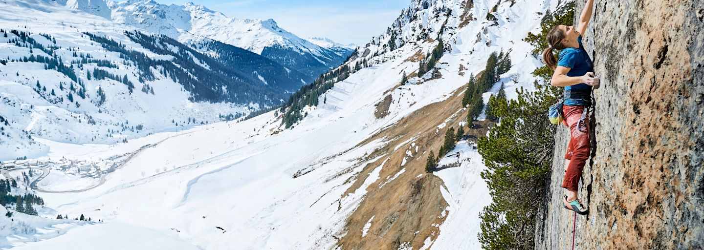 Ein Kletterer auf der steilen Felswand.