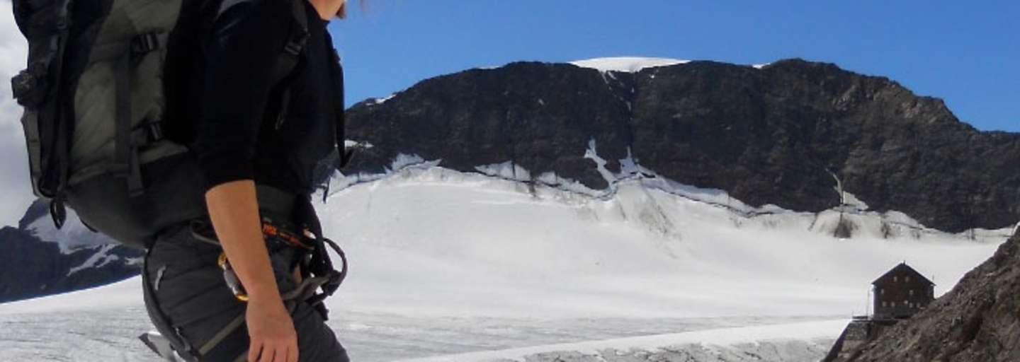 Heidi von Wettstein mit der Müllerhütte (3.145 m), die sie seit 10 Jahren führt