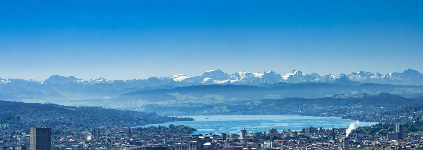 Zürich: Blick über die Stadt in die Berge