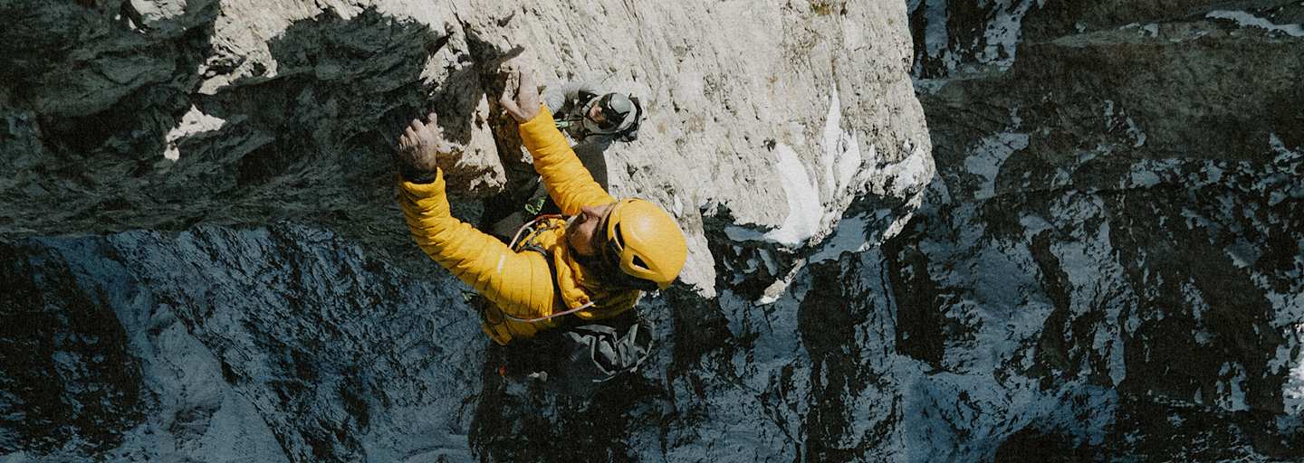Kletterer unterwegs am Felsen mit der NXT-Kollektion