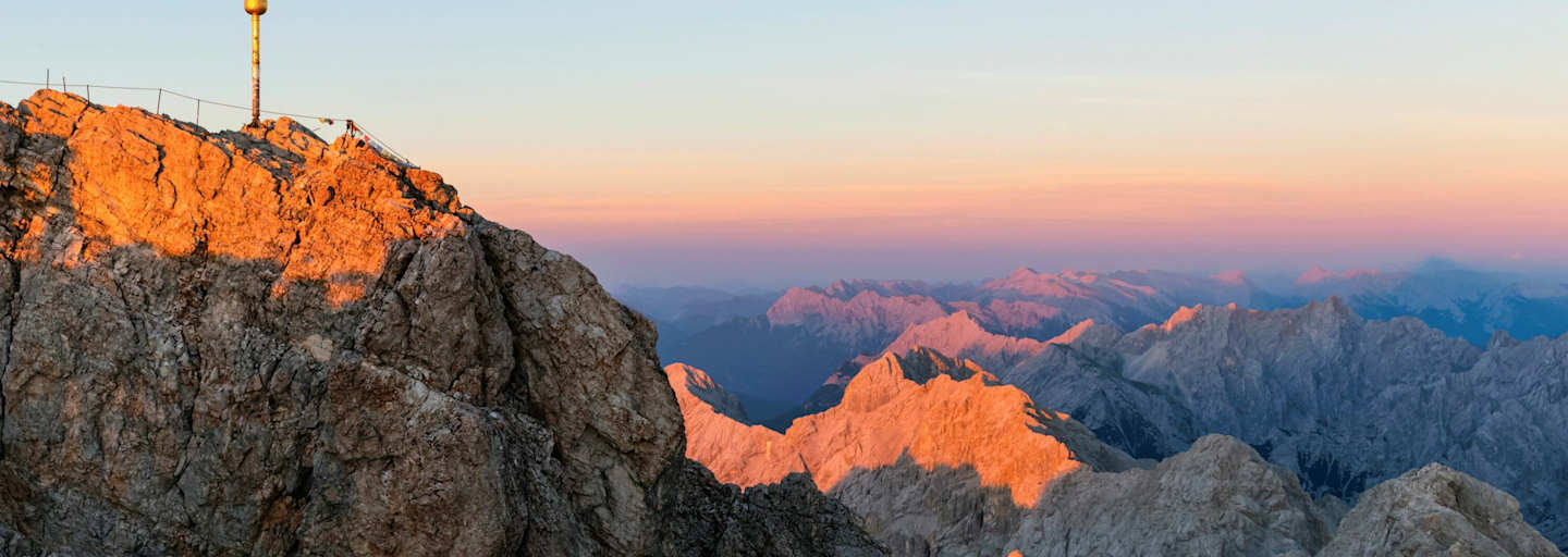 Blick über den Gipfel der Zugspitze ins Wettersteingebirge in Bayern