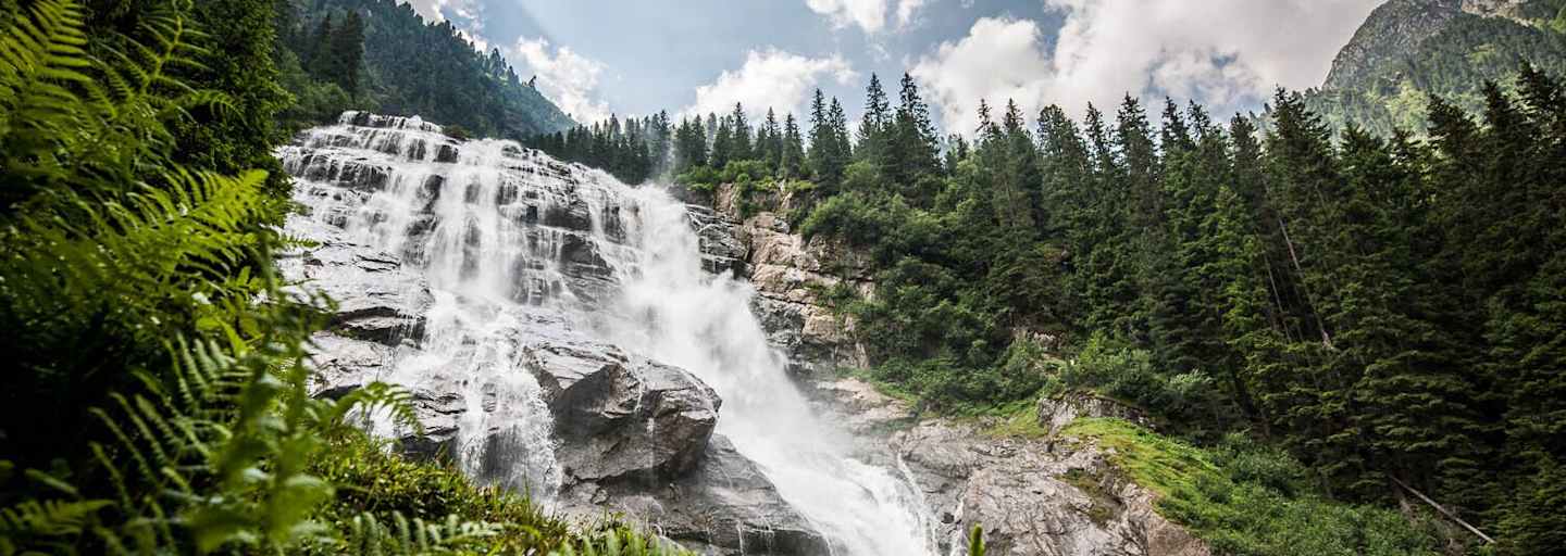 Der imposante Grawa Wasserfall als zentrales Element des WildeWasserWeges im Stubaital