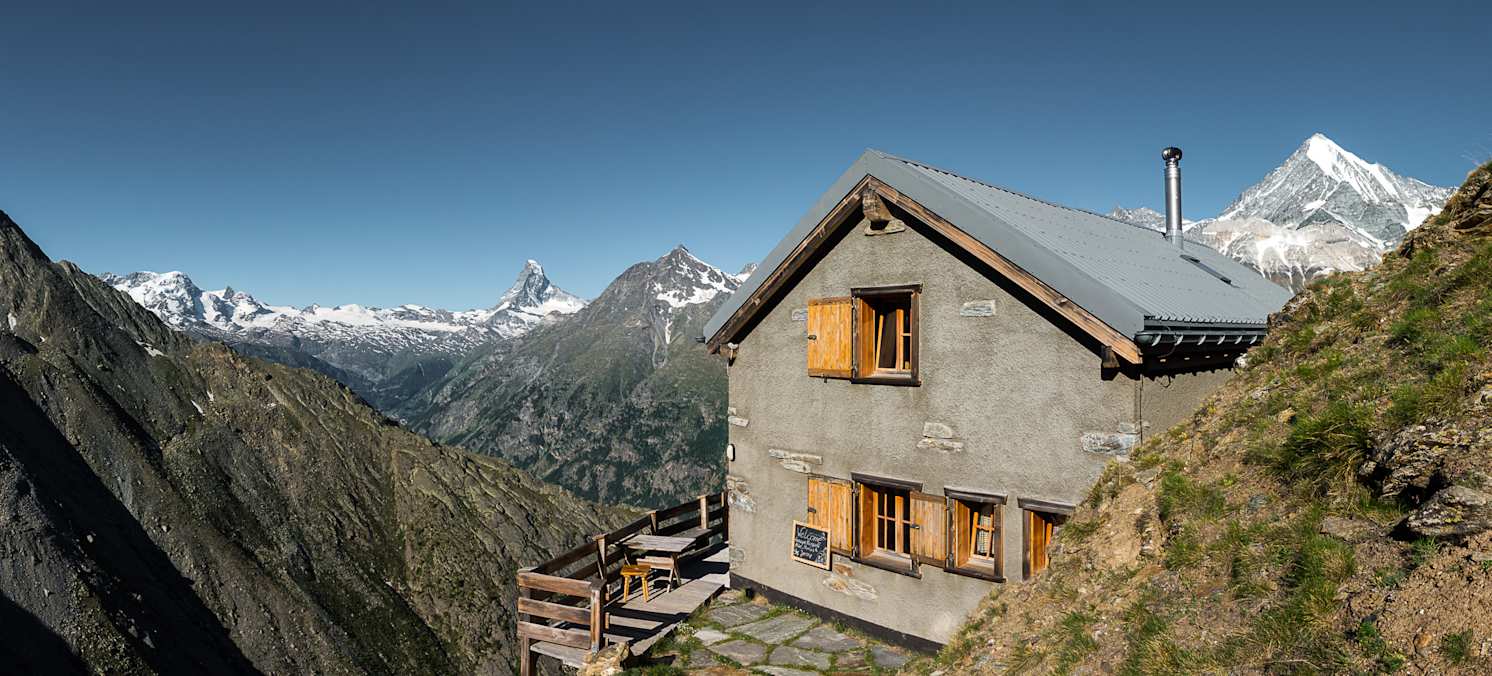 Die Kinhütte – im Hintergrund das Matterhorn