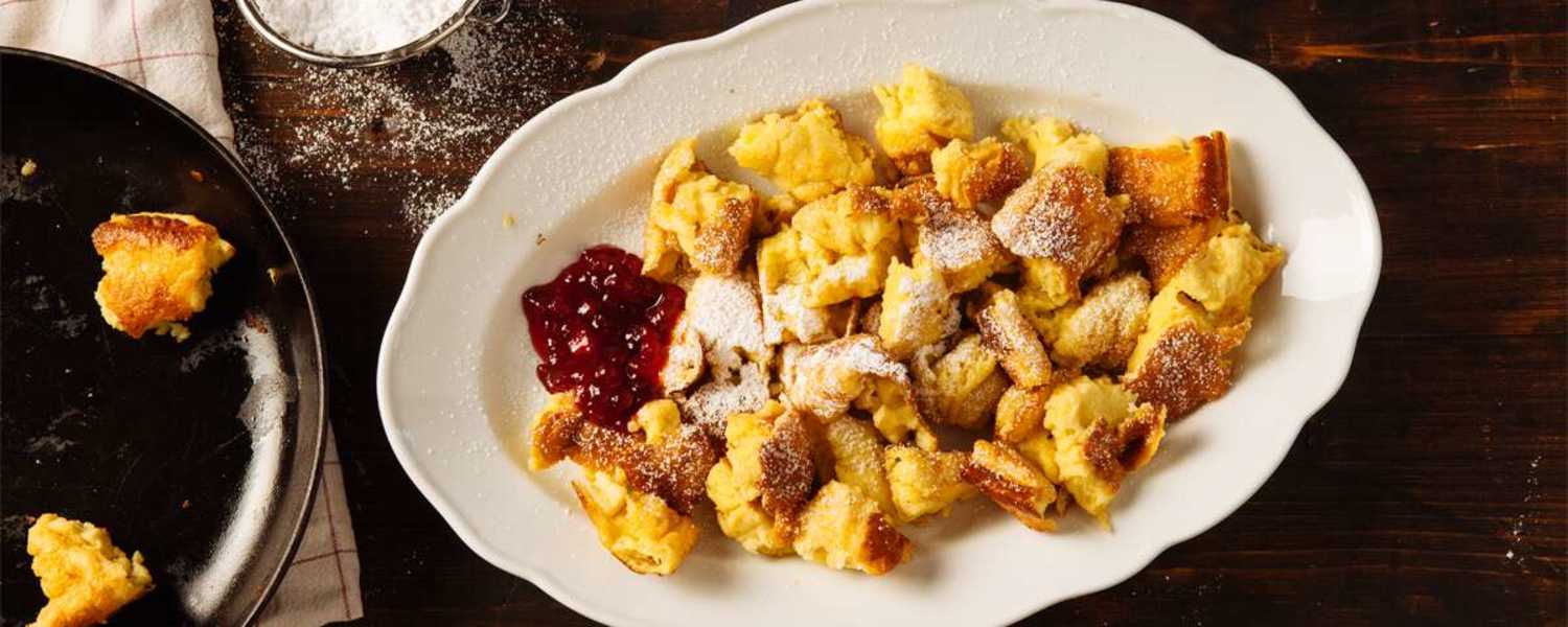 Mit reichlich Staubzucker bestreuen und mit Preiselbeeren servieren. Guten Appetit!