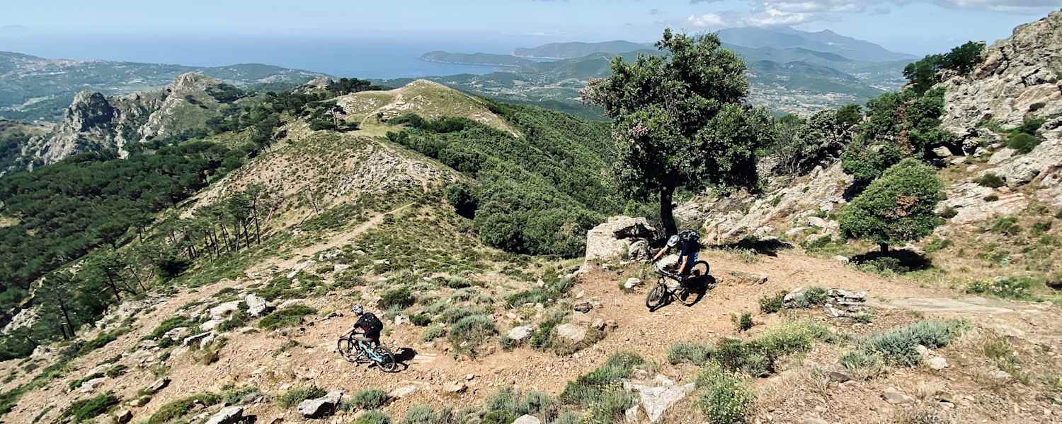 Der Trail Buca del Monte mit Blick auf den Golf von Portoferraio, Rio Marina, Porto Azzurro und Cavo