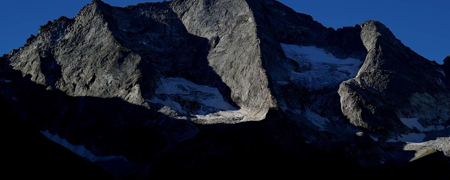 Von der Bodenalm zeigt sich die perfekte Nordkante des 3.065 m hohen Grundschartners, der sog. Mittergrat, in der Früh genau an der Licht-Schatten-Grenze.