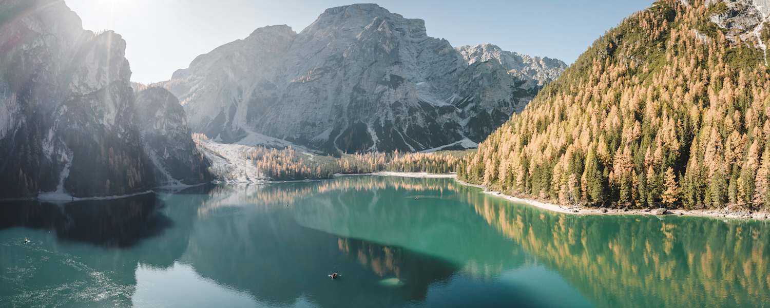 Der Pragser Wildsee und der Seekofel im Herbstlicht
