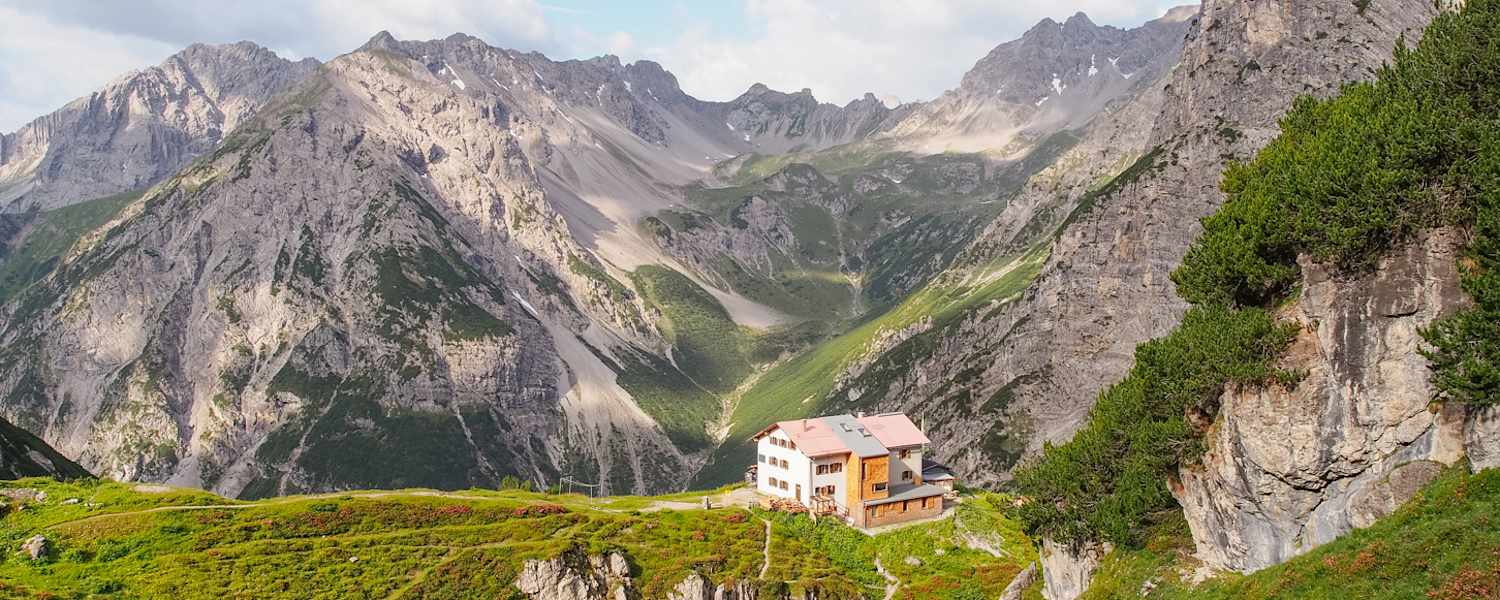 Die Steinseehütte (2.069 m) in den Lechtaler Alpen