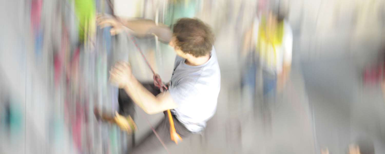 Krafteinwirkung: Sturz beim Klettern in der Halle