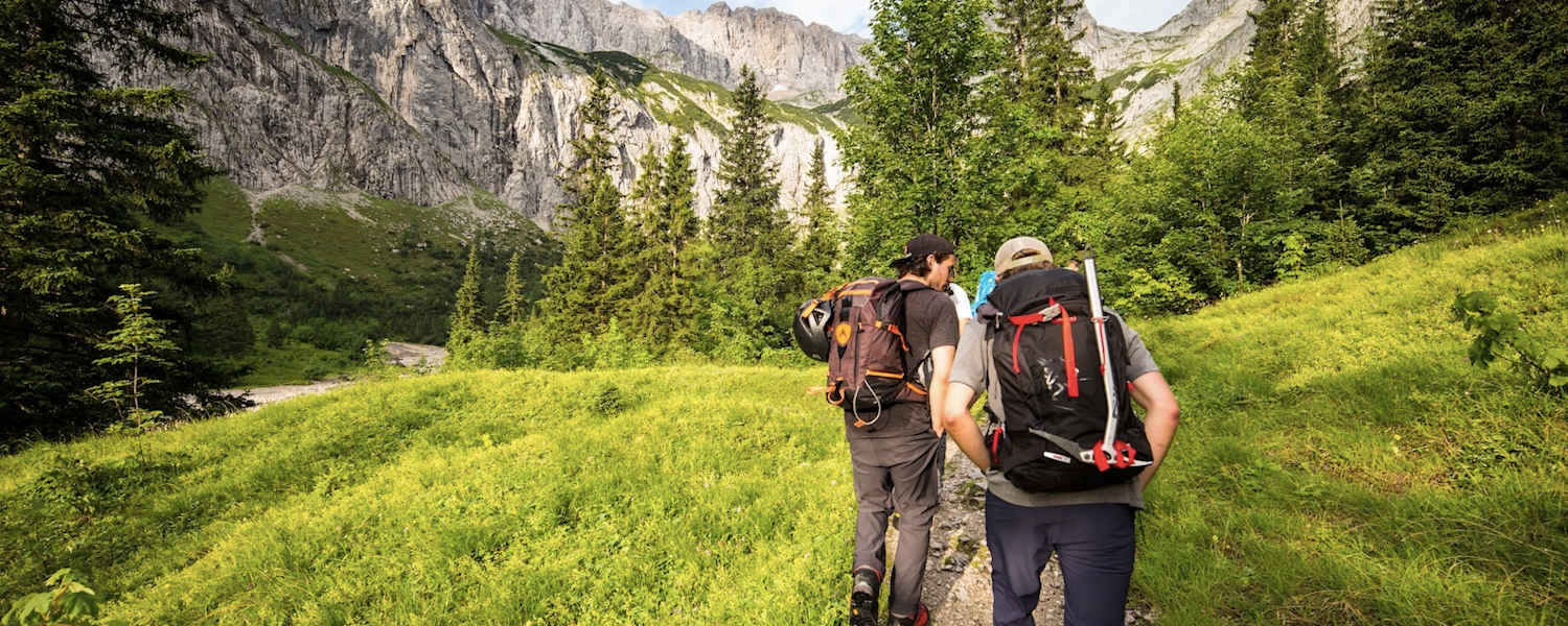 Kurz hinter der Höllentalangerhütte, die Plattenfluchten des „Bretts“ bereits im Blick.