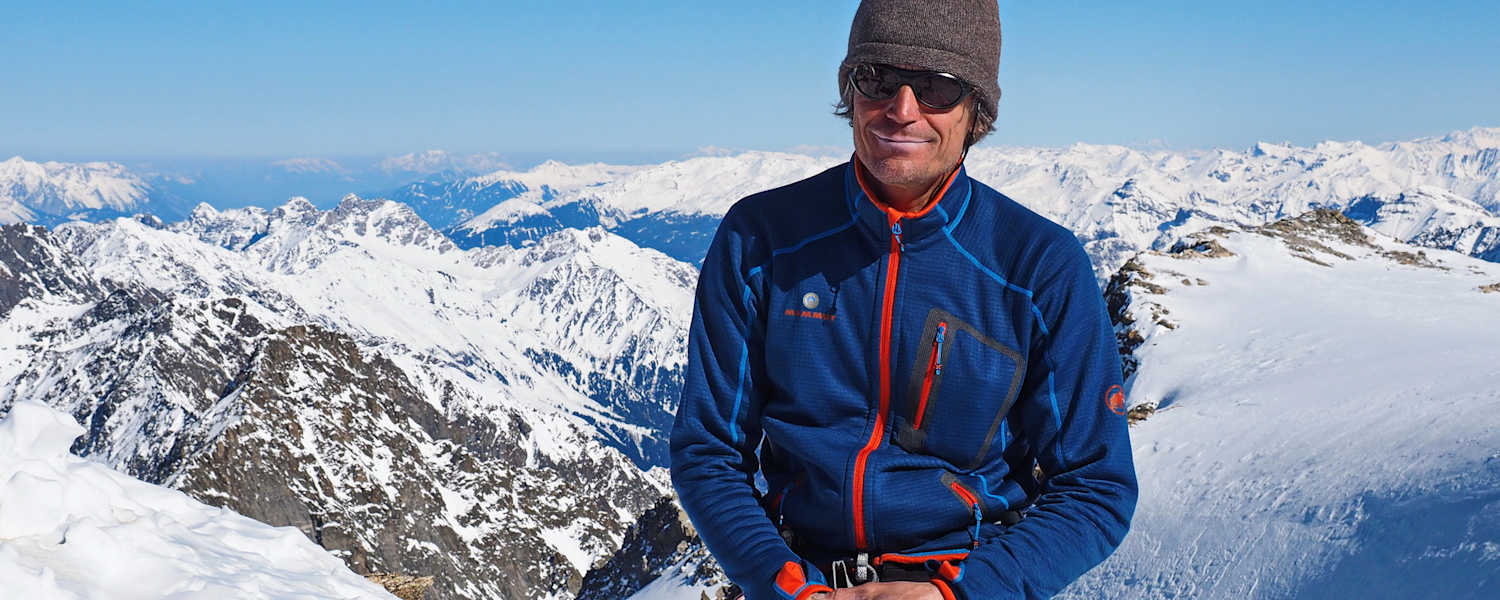 Hans Thurner am Gipfel des Wilden Hinterbergl (3.288 m) im Tourengebiet der Franz-Senn-Hütte in den Stubaier Alpen