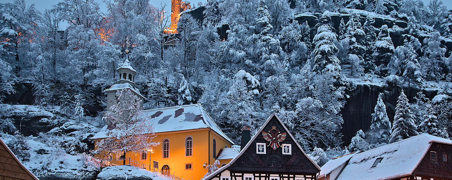 Eine verschneite Stadt in Sachsen am Nachmittag.