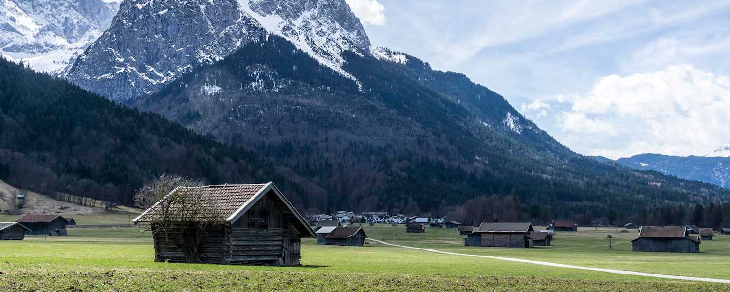 Blick über die Ofelwiesen auf die mächtigen Waxensteine