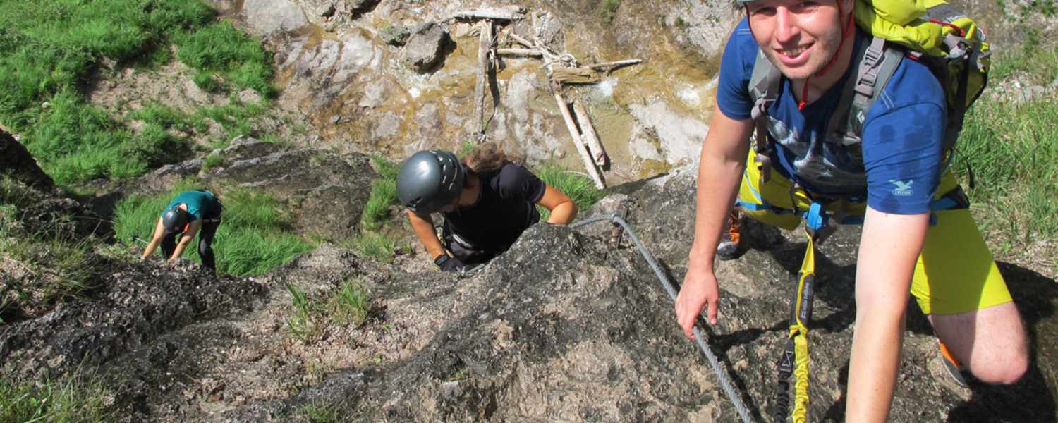 Hausbachfall-Klettersteig mit Blick auf die Schlucht