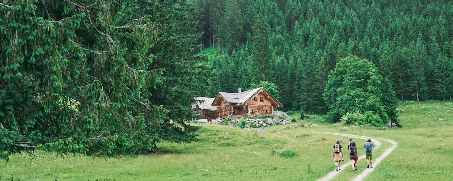 Wanderer am Weg zur Lahnalm, Gesäuse