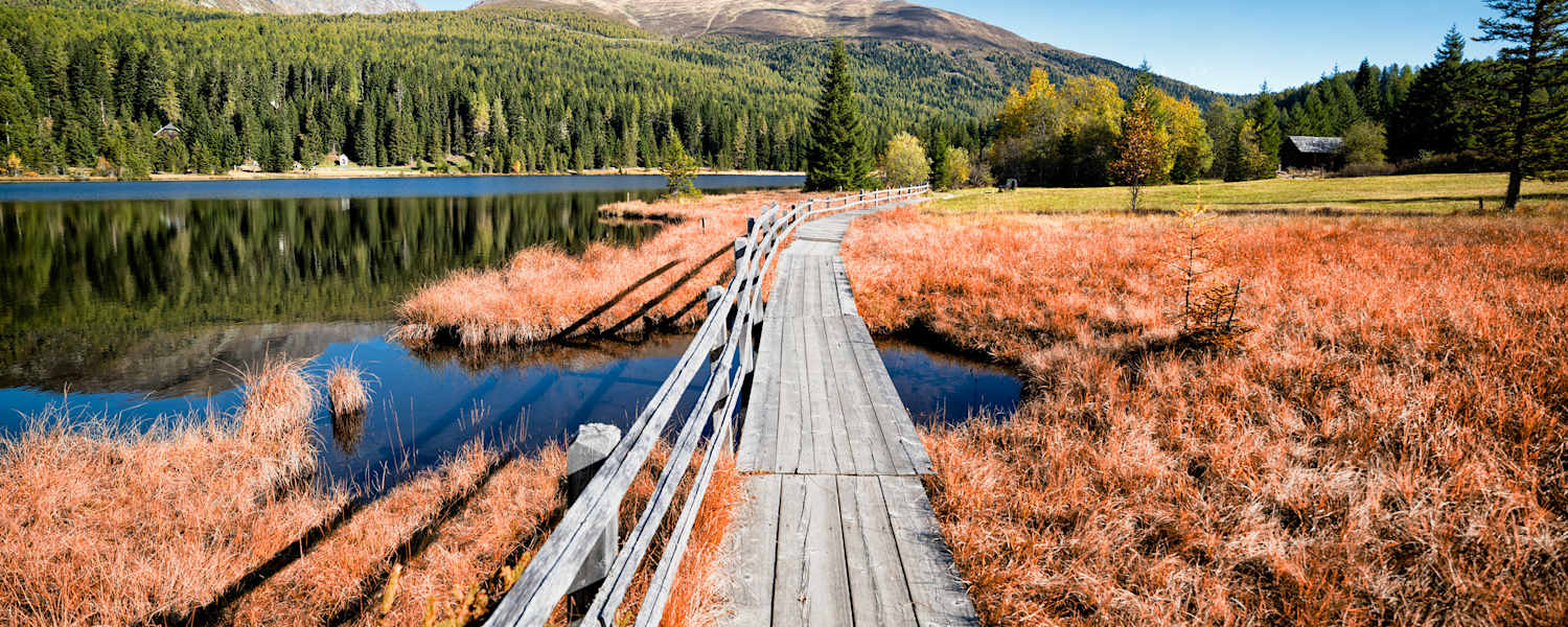 Der Prebersee mit Preber und dem Moorlehrpfad