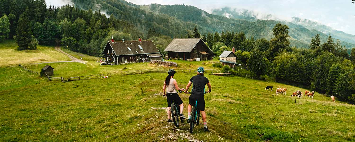 Zwei Radfahrer auf einem Almweg in der Hochsteiermark.