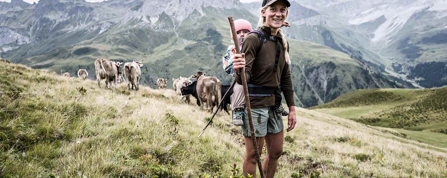 Katharina Krepold auf der Alp S. Carli in Graubünden bei ihrer Arbeit als Älplerin mit ihrem Kind und ihren Schützlingen.