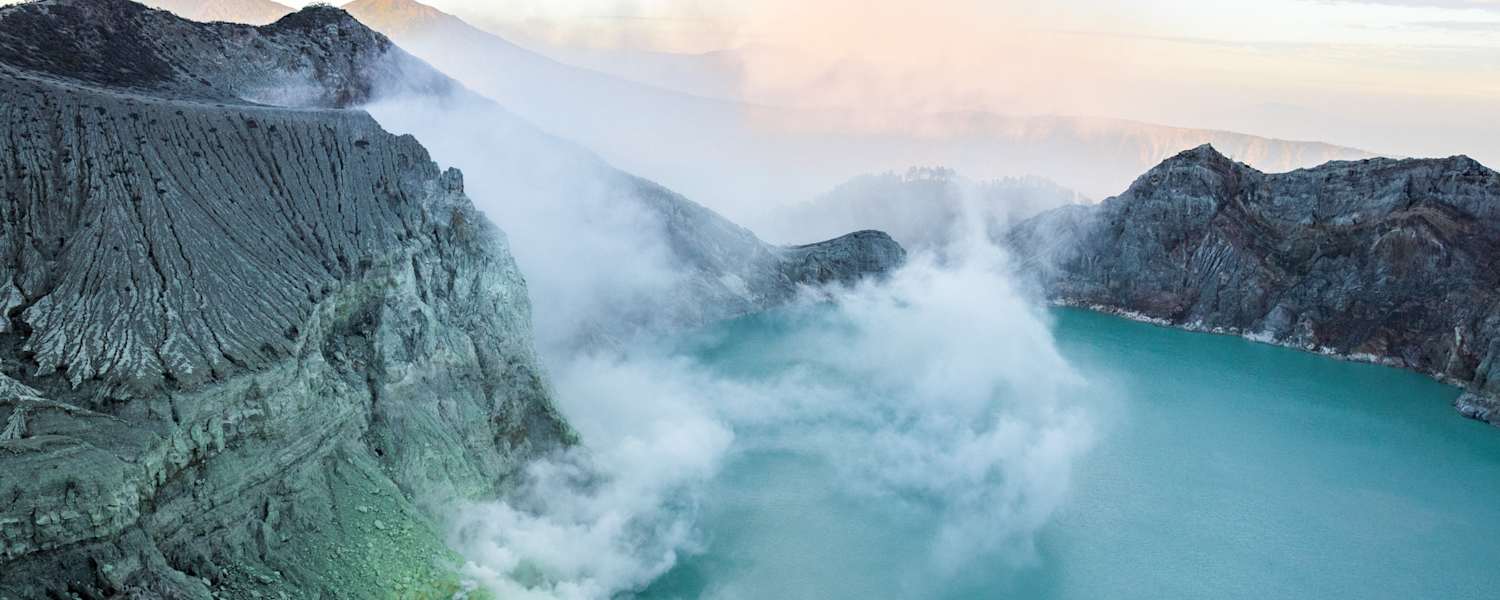 Toxischer Kratersee des Ijen-Vulkans