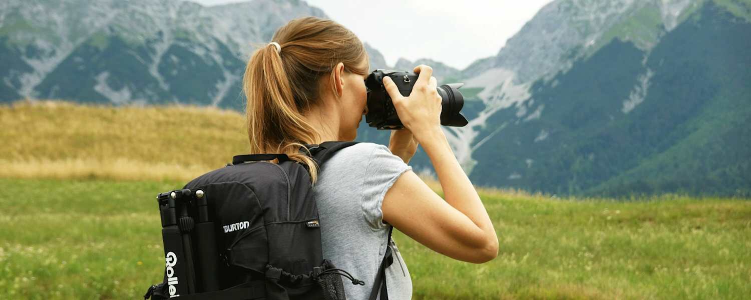 Bergfotografie: Hobbyfotografin Anna aus Innsbruck vor Bergpanorama