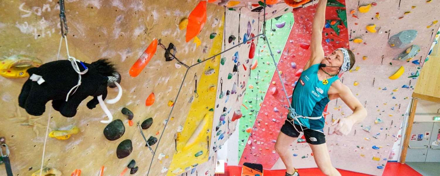 Die österreichische Parakletterin Linda Le Bon beim Klettern in der Halle