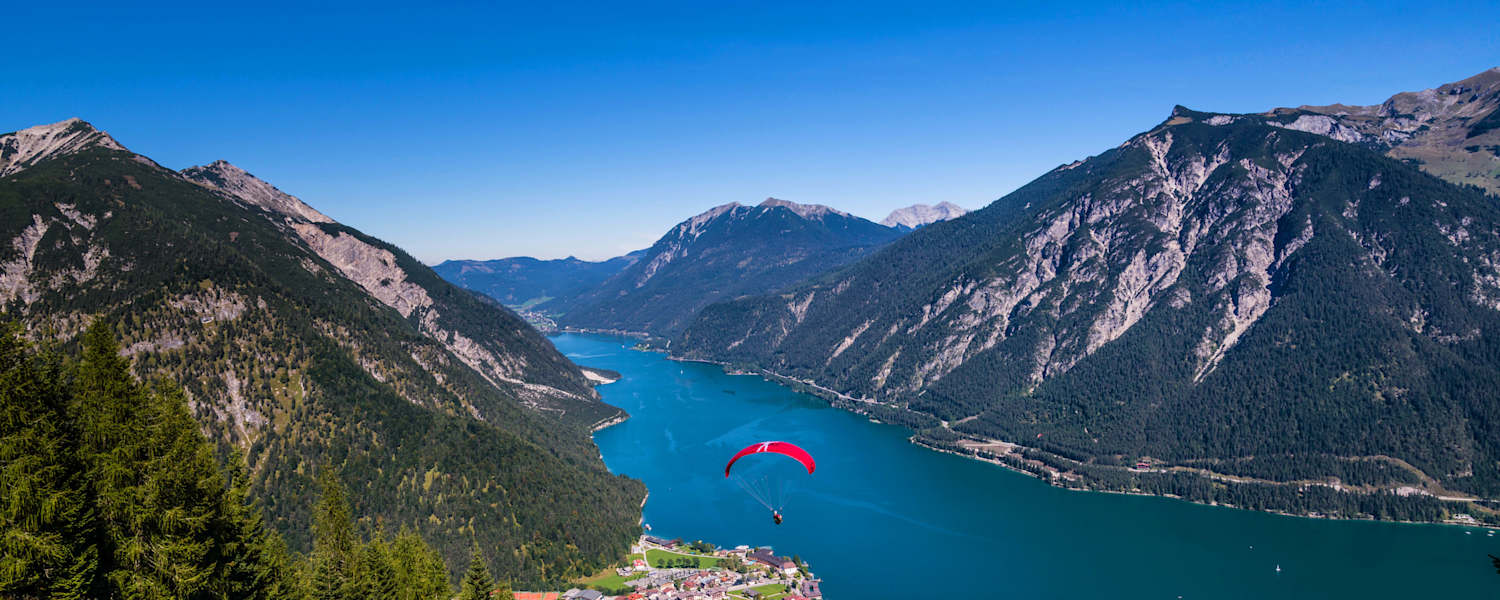 Der Achensee schimmert in Türkis-Blau
