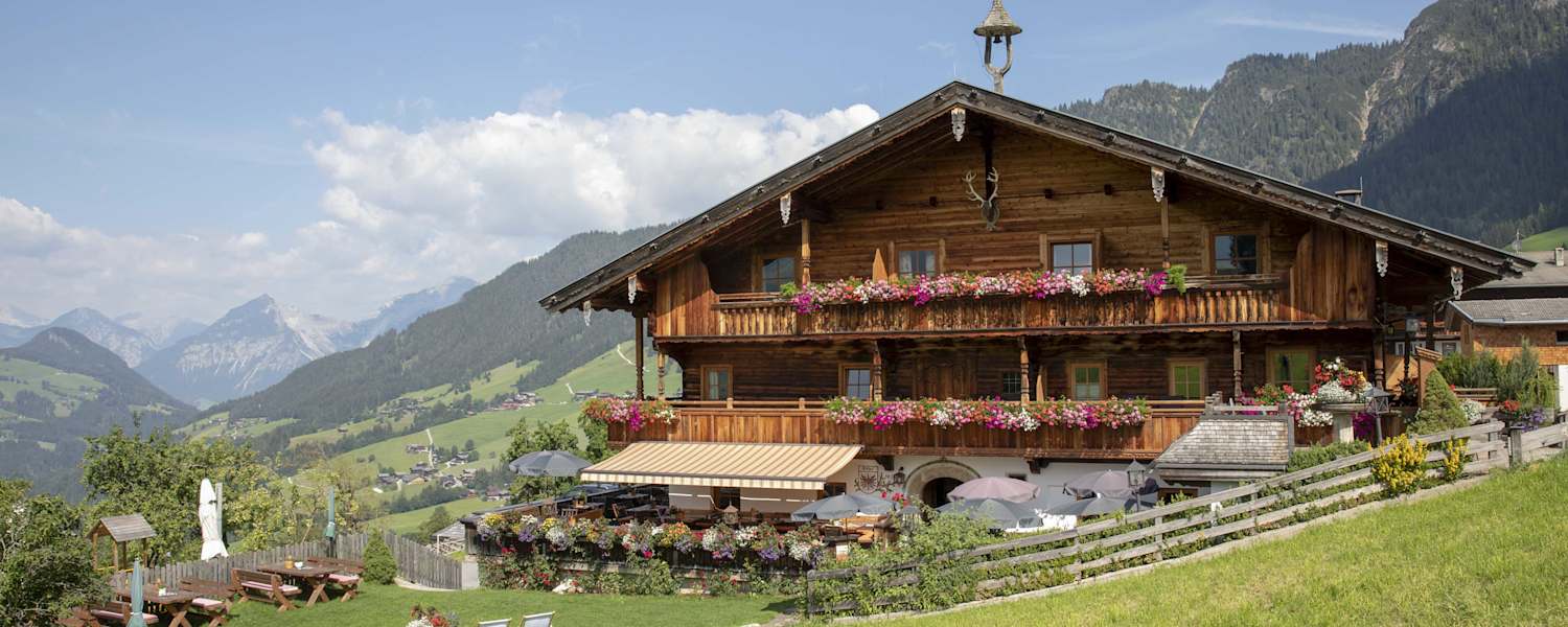 Ein traditioneller Hof in Alpbach (Alpengasthof Rossmoss)